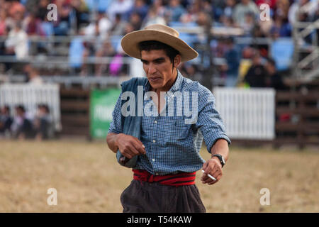 Montevideo, Uruguay. 20 Apr, 2019. Ein Gaucho (Cowboy) während des ''Criolla Woche'' Rodeo in Montevideo gesehen. Jeder April seit 1925, die Criolla Woche Festival in Montevideo, wo Gaucho (Cowboy) Fahrt wilde Pferde gefeiert wird Tradition des Landes zu verewigen. Neben dem Rodeo show gibt es mehrere Musicals und die traditionelle Gastronomie. Credit: Mauricio Zina/SOPA Images/ZUMA Draht/Alamy leben Nachrichten Stockfoto