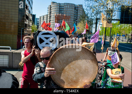 Rotterdam, Niederlande. 20 Apr, 2019. Eine Gruppe von Aktivisten werden gesehen, die einen Sarg während des Spielens bodhráns während der Demonstration. Ein Trauerzug wurde von der internationalen Bewegung durchgeführt, Aussterben Rebellion in Rotterdam. Mit dieser Aktion, die Bewegung fordert die niederländische Regierung ein Klima Not wirken auf einen Delta Plan Klima für Rotterdam, Null CO2-Emissionen im Jahr 2025 zu erklären, einschliesslich der Hafen von Rotterdam. Credit: SOPA Images Limited/Alamy leben Nachrichten Stockfoto