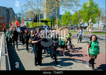 Rotterdam, Niederlande. 20 Apr, 2019. Eine Gruppe von Aktivisten werden gesehen, die einen Sarg während des Spielens bodhráns während der Demonstration. Ein Trauerzug wurde von der internationalen Bewegung durchgeführt, Aussterben Rebellion in Rotterdam. Mit dieser Aktion, die Bewegung fordert die niederländische Regierung ein Klima Not wirken auf einen Delta Plan Klima für Rotterdam, Null CO2-Emissionen im Jahr 2025 zu erklären, einschliesslich der Hafen von Rotterdam. Credit: SOPA Images Limited/Alamy leben Nachrichten Stockfoto