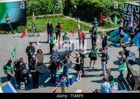 Rotterdam, Niederlande. 20 Apr, 2019. Eine Gruppe von Aktivisten werden gesehen, die einen Sarg während der Demonstration. Ein Trauerzug wurde von der internationalen Bewegung durchgeführt, Aussterben Rebellion in Rotterdam. Mit dieser Aktion, die Bewegung fordert die niederländische Regierung ein Klima Not wirken auf einen Delta Plan Klima für Rotterdam, Null CO2-Emissionen im Jahr 2025 zu erklären, einschliesslich der Hafen von Rotterdam. Credit: SOPA Images Limited/Alamy leben Nachrichten Stockfoto