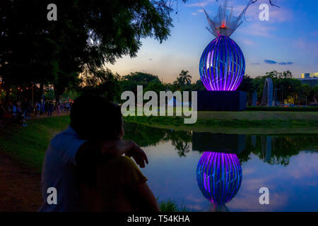 Sao Paulo, Brasilien. 21 Apr, 2019. Riesen OSTEREI - Eine beleuchtete Riesen Osterei im Ibirapuera Park installiert, bevor der Erinnerung an Ostern in SÃ £ o Paulo, Brasilien, am 21. April 2019. Credit: ZUMA Press, Inc./Alamy leben Nachrichten Stockfoto