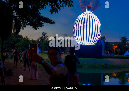 Sao Paulo, Brasilien. 21 Apr, 2019. Riesen OSTEREI - Eine beleuchtete Riesen Osterei im Ibirapuera Park installiert, bevor der Erinnerung an Ostern in SÃ £ o Paulo, Brasilien, am 21. April 2019. Credit: ZUMA Press, Inc./Alamy leben Nachrichten Stockfoto