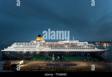 Cobh, Cork, Irland. 20. April 2019. Kreuzfahrtschiff Saga Sapphire angedockt am tiefen Wasser Liegeplatz in der Dämmerung während Ihrer Übernachtung in Cobh, Co Cork, Irland. Quelle: David Creedon/Alamy leben Nachrichten Stockfoto