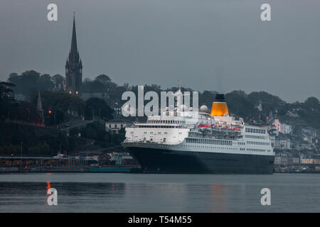 Cobh, Cork, Irland. 20. April 2019. Kreuzfahrtschiff Saga Sapphire angedockt am tiefen Wasser Liegeplatz in der Dämmerung während Ihrer Übernachtung in Cobh, Co Cork, Irland. Quelle: David Creedon/Alamy leben Nachrichten Stockfoto