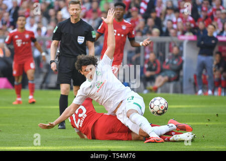 München, Deutschland. 20 Apr, 2019. Milos Veljkovic (Werder Bremen), Duelle gegen Thomas Mueller (MULLER, FC Bayern München). Fussball 1. 1. Fussballbundesliga, 30. Spieltag, Spieltag 30, Bayern München M) - SV Werder Bremen (HB), am 20.04.2019 in München ALLIANZARENA, DFL-BESTIMMUNGEN VERBIETEN DIE VERWENDUNG DER FOTOGRAFIE ALS BILD-SEQUENZEN UND/ODER QUASI-VIDEO. | Verwendung der weltweiten Kredit: dpa/Alamy leben Nachrichten Stockfoto