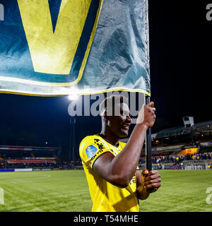 Venlo, Niederlande. 20 Apr, 2019. Fußball, niederländischen Eredivisie Saison 2018 - 2019, Covebo Stadion De Koel, VVV Venlo Spieler Peniel Mlapa Feiern nach dem Spiel VVV Venlo - De Graafschap Credit: Pro Schüsse/Alamy leben Nachrichten Stockfoto