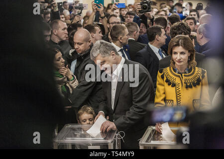 Kiew, Ukraine. 21 Apr, 2019. Petro Poroschenko, Präsident der Ukraine, stimmten in einem Wahllokal in Kiew für die Präsidentschaftswahlen in der Ukraine. Credit: Celestino Arce Lavin/ZUMA Draht/Alamy leben Nachrichten Stockfoto