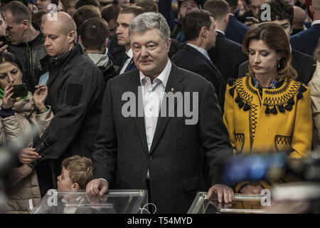 Kiew, Ukraine. 21 Apr, 2019. Petro Poroschenko, Präsident der Ukraine, nach der Abstimmung in einem Wahllokal in Kiew für die Präsidentschaftswahlen in der Ukraine. Credit: Celestino Arce Lavin/ZUMA Draht/Alamy leben Nachrichten Stockfoto