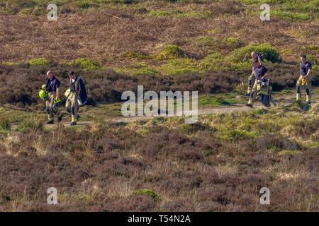 De Moor Feuer: Ilkley Moor, West Yorkshire, UK. 21. April 2019. Feuerwehr weiter um Feuer zu löschen. Feuerwehrmänner swapping Verschiebungen nach über Nacht die Flammen zu bekämpfen. Rebecca Cole/Alamy leben Nachrichten Stockfoto