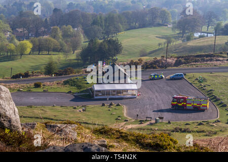 De Moor Feuer, Ilkley, West Yorkshire, UK. 21. April 2019. Feuerwehr weiter um Feuer zu löschen, über Nacht arbeiten zu überwachen und die Flammen zu bekämpfen. Auf den heißesten Wochenende des Jahres so weit, beliebte Touristenattraktion, die Kuh und das Kalb Felsen geschlossen bleibt als Feuerwehr weiter die moorland Feuer zu bekämpfen. Rebecca Cole/Alamy leben Nachrichten Stockfoto