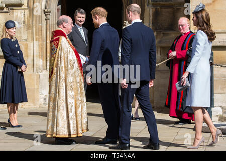 Windsor, Großbritannien. 21. April 2019. Der Herzog von Sussex, durch den Herzog und die Herzogin von Cambridge gefolgt, schüttelt die Hand des Dekans von Windsor, die Rt Revd David Conner KCVO, wie er kommt der Ostersonntag Mattins Service in der St. George's Chapel in Windsor Castle zu besuchen. Credit: Mark Kerrison/Alamy leben Nachrichten Stockfoto