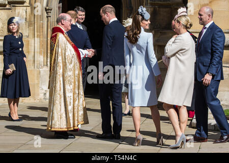 Windsor, Großbritannien. 21. April 2019. Der Herzog von Cambridge, die von der Herzogin von Cambridge und Mike und Zara Tindall gefolgt, schüttelt die Hand des Dekans von Windsor, die Rt Revd David Conner KCVO, wie er kommt der Ostersonntag Mattins Service in der St. George's Chapel in Windsor Castle zu besuchen. Credit: Mark Kerrison/Alamy leben Nachrichten Stockfoto