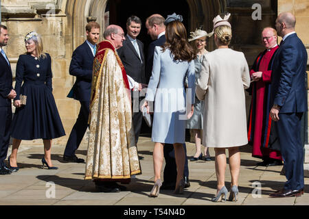 Windsor, Großbritannien. 21. April 2019. Der Herzog von Cambridge, die von der Herzogin von Cambridge und Mike und Zara Tindall gefolgt, schüttelt die Hand des Dekans von Windsor, die Rt Revd David Conner KCVO, wie er kommt der Ostersonntag Mattins Service in der St. George's Chapel in Windsor Castle zu besuchen. Credit: Mark Kerrison/Alamy leben Nachrichten Stockfoto