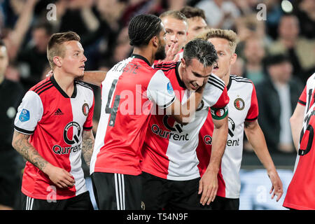 Rotterdam, Niederlande. 20 Apr, 2019. Fußball, Saison 2018/2019, Eredivisie, Stadion Feijenoord de Kuip, 20-04-2019, Folge 2-1, Feyenoord Spieler Robin Van Persie Kerben die wichtige 2-1 und feiert mit dem Team Credit: Pro Schüsse/Alamy leben Nachrichten Stockfoto