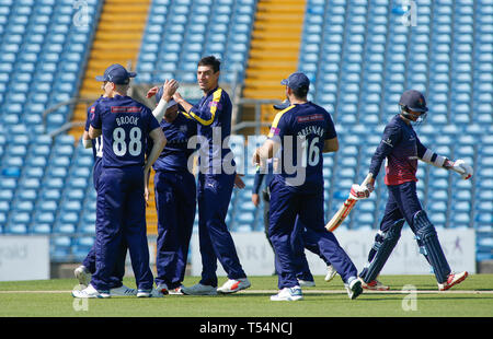 Leeds, UK, April 2019 21. Yorkshire Viking Duanne Olivier feiert die wicket von haseeb Hameed von Lancashire Blitz erwischt von Jonathan Tattersall während der Royal London einen Tag Pokalspiel Yorkshire Viking vs Lancashire Blitz an der Leeds, UK. Credit: Touchlinepics/Alamy leben Nachrichten Stockfoto