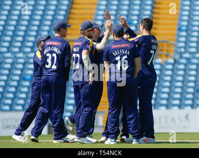 Leeds, UK, April 2019 21. Yorkshire Viking Duanne Olivier feiert die wicket von haseeb Hameed von Lancashire Blitz erwischt von Jonathan Tattersall während der Royal London einen Tag Pokalspiel Yorkshire Viking vs Lancashire Blitz an der Leeds, UK. Credit: Touchlinepics/Alamy leben Nachrichten Stockfoto