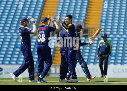 Leeds, UK, April 2019 21. Yorkshire Viking Duanne Olivier feiert die wicket von haseeb Hameed von Lancashire Blitz erwischt von Jonathan Tattersall während der Royal London einen Tag Pokalspiel Yorkshire Viking vs Lancashire Blitz an der Leeds, UK. Credit: Touchlinepics/Alamy leben Nachrichten Stockfoto