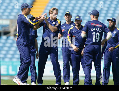 Leeds, UK, April 2019 21. Yorkshire Viking David Willey feiert die wicket von Lancashire Blitz Keaton Jennings gefangen von Jonathan Tattersall während der Royal London einen Tag Pokalspiel Yorkshire Viking vs Lancashire Blitz an der Leeds, UK. Credit: Touchlinepics/Alamy leben Nachrichten Stockfoto