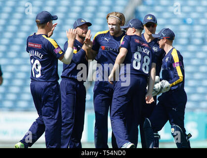 Leeds, UK, April 2019 21. Yorkshire Viking David Willey feiert die wicket von Lancashire Blitz Keaton Jennings gefangen von Jonathan Tattersall während der Royal London einen Tag Pokalspiel Yorkshire Viking vs Lancashire Blitz an der Leeds, UK. Credit: Touchlinepics/Alamy leben Nachrichten Stockfoto