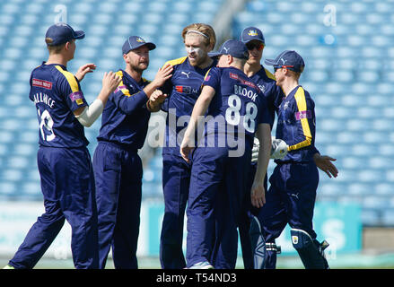 Leeds, UK, April 2019 21. Yorkshire Viking David Willey feiert die wicket von Lancashire Blitz Keaton Jennings gefangen von Jonathan Tattersall während der Royal London einen Tag Pokalspiel Yorkshire Viking vs Lancashire Blitz an der Leeds, UK. Credit: Touchlinepics/Alamy leben Nachrichten Stockfoto