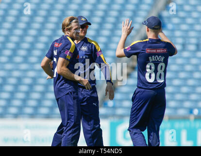 Leeds, UK, April 2019 21. Yorkshire Viking David Willey feiert die wicket von Lancashire Blitz Keaton Jennings während der Royal London einen Tag Pokalspiel Yorkshire Viking Lancashire Blitz an der Leeds, UK vs. Credit: Touchlinepics/Alamy leben Nachrichten Stockfoto