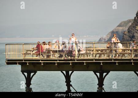 Aberystwyth, Wales, UK. 21. Apr 2019. Menschen in herrlich warmen und sonnigen Ostersonntag Nachmittag in Aberystwyth Wales, mit hohen Temperaturen, wie das Land geniesst die herrlich warmen Feiertag Wetter. Die Temperaturen sind Prognose an einigen Stellen heute oder morgen auf 25 Grad Celsius zu schlagen, und möglicherweise eine rekordverdächtige 26 Grad Credit: Keith Morris/Alamy leben Nachrichten Stockfoto