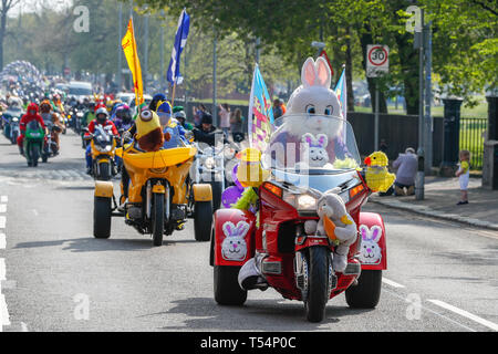 Glasgow, UK. 21 Apr, 2019. Eine estimatd 1000 Motorräder, Fahrer und Sozius Passagiere (viele in ausgefallenen Kostüm) Teil in diesem Jahre jährliche Glasgow Krankenhaus der Kinder liebe Ostern Fahrt mit dem Fahrrad von Glasgow Green durch die Innenstadt, das Krankenhaus der Kinder am Queen Elizabeth Hospital, Govan, Glasgow mit der Hoffnung auf weitere Aufklärung in Spenden als letzte Jahre £ 12.000. Dieses Jahr wird die Veranstaltung durch das Recht auf Lord Provost von Glasgow, Eva Bolander und Jim Todd, der Propst von East Ayrshire unterstützt wurde. Credit: Findlay/Alamy leben Nachrichten Stockfoto