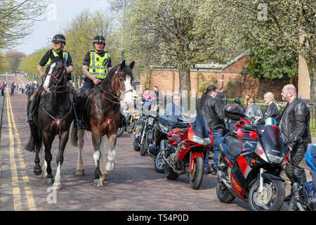 Glasgow, UK. 21 Apr, 2019. Eine estimatd 1000 Motorräder, Fahrer und Sozius Passagiere (viele in ausgefallenen Kostüm) Teil in diesem Jahre jährliche Glasgow Krankenhaus der Kinder liebe Ostern Fahrt mit dem Fahrrad von Glasgow Green durch die Innenstadt, das Krankenhaus der Kinder am Queen Elizabeth Hospital, Govan, Glasgow mit der Hoffnung auf weitere Aufklärung in Spenden als letzte Jahre £ 12.000. Dieses Jahr wird die Veranstaltung durch das Recht auf Lord Provost von Glasgow, Eva Bolander und Jim Todd, der Propst von East Ayrshire unterstützt wurde. Credit: Findlay/Alamy leben Nachrichten Stockfoto