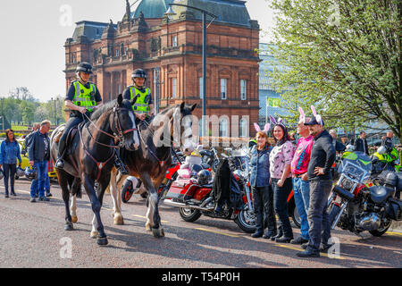 Glasgow, UK. 21 Apr, 2019. Eine estimatd 1000 Motorräder, Fahrer und Sozius Passagiere (viele in ausgefallenen Kostüm) Teil in diesem Jahre jährliche Glasgow Krankenhaus der Kinder liebe Ostern Fahrt mit dem Fahrrad von Glasgow Green durch die Innenstadt, das Krankenhaus der Kinder am Queen Elizabeth Hospital, Govan, Glasgow mit der Hoffnung auf weitere Aufklärung in Spenden als letzte Jahre £ 12.000. Dieses Jahr wird die Veranstaltung durch das Recht auf Lord Provost von Glasgow, Eva Bolander und Jim Todd, der Propst von East Ayrshire unterstützt wurde. Credit: Findlay/Alamy leben Nachrichten Stockfoto