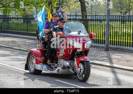 Glasgow, UK. 21 Apr, 2019. Eine estimatd 1000 Motorräder, Fahrer und Sozius Passagiere (viele in ausgefallenen Kostüm) Teil in diesem Jahre jährliche Glasgow Krankenhaus der Kinder liebe Ostern Fahrt mit dem Fahrrad von Glasgow Green durch die Innenstadt, das Krankenhaus der Kinder am Queen Elizabeth Hospital, Govan, Glasgow mit der Hoffnung auf weitere Aufklärung in Spenden als letzte Jahre £ 12.000. Dieses Jahr wird die Veranstaltung durch das Recht auf Lord Provost von Glasgow, Eva Bolander und Jim Todd, der Propst von East Ayrshire unterstützt wurde. Credit: Findlay/Alamy leben Nachrichten Stockfoto