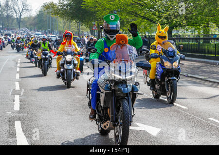 Glasgow, UK. 21 Apr, 2019. Eine estimatd 1000 Motorräder, Fahrer und Sozius Passagiere (viele in ausgefallenen Kostüm) Teil in diesem Jahre jährliche Glasgow Krankenhaus der Kinder liebe Ostern Fahrt mit dem Fahrrad von Glasgow Green durch die Innenstadt, das Krankenhaus der Kinder am Queen Elizabeth Hospital, Govan, Glasgow mit der Hoffnung auf weitere Aufklärung in Spenden als letzte Jahre £ 12.000. Dieses Jahr wird die Veranstaltung durch das Recht auf Lord Provost von Glasgow, Eva Bolander und Jim Todd, der Propst von East Ayrshire unterstützt wurde. Credit: Findlay/Alamy leben Nachrichten Stockfoto