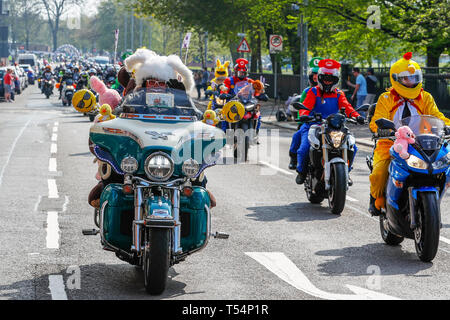 Glasgow, UK. 21 Apr, 2019. Eine estimatd 1000 Motorräder, Fahrer und Sozius Passagiere (viele in ausgefallenen Kostüm) Teil in diesem Jahre jährliche Glasgow Krankenhaus der Kinder liebe Ostern Fahrt mit dem Fahrrad von Glasgow Green durch die Innenstadt, das Krankenhaus der Kinder am Queen Elizabeth Hospital, Govan, Glasgow mit der Hoffnung auf weitere Aufklärung in Spenden als letzte Jahre £ 12.000. Dieses Jahr wird die Veranstaltung durch das Recht auf Lord Provost von Glasgow, Eva Bolander und Jim Todd, der Propst von East Ayrshire unterstützt wurde. Credit: Findlay/Alamy leben Nachrichten Stockfoto