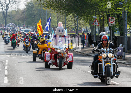 Glasgow, UK. 21 Apr, 2019. Eine estimatd 1000 Motorräder, Fahrer und Sozius Passagiere (viele in ausgefallenen Kostüm) Teil in diesem Jahre jährliche Glasgow Krankenhaus der Kinder liebe Ostern Fahrt mit dem Fahrrad von Glasgow Green durch die Innenstadt, das Krankenhaus der Kinder am Queen Elizabeth Hospital, Govan, Glasgow mit der Hoffnung auf weitere Aufklärung in Spenden als letzte Jahre £ 12.000. Dieses Jahr wird die Veranstaltung durch das Recht auf Lord Provost von Glasgow, Eva Bolander und Jim Todd, der Propst von East Ayrshire unterstützt wurde. Credit: Findlay/Alamy leben Nachrichten Stockfoto