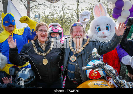 Glasgow, UK. 21 Apr, 2019. Eine estimatd 1000 Motorräder, Fahrer und Sozius Passagiere (viele in ausgefallenen Kostüm) Teil in diesem Jahre jährliche Glasgow Krankenhaus der Kinder liebe Ostern Fahrt mit dem Fahrrad von Glasgow Green durch die Innenstadt, das Krankenhaus der Kinder am Queen Elizabeth Hospital, Govan, Glasgow mit der Hoffnung auf weitere Aufklärung in Spenden als letzte Jahre £ 12.000. Dieses Jahr wird die Veranstaltung durch das Recht auf Lord Provost von Glasgow, Eva Bolander und Jim Todd, der Propst von East Ayrshire unterstützt wurde. Credit: Findlay/Alamy leben Nachrichten Stockfoto