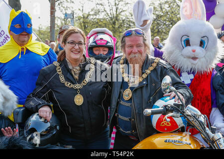 Glasgow, UK. 21 Apr, 2019. Eine estimatd 1000 Motorräder, Fahrer und Sozius Passagiere (viele in ausgefallenen Kostüm) Teil in diesem Jahre jährliche Glasgow Krankenhaus der Kinder liebe Ostern Fahrt mit dem Fahrrad von Glasgow Green durch die Innenstadt, das Krankenhaus der Kinder am Queen Elizabeth Hospital, Govan, Glasgow mit der Hoffnung auf weitere Aufklärung in Spenden als letzte Jahre £ 12.000. Dieses Jahr wird die Veranstaltung durch das Recht auf Lord Provost von Glasgow, Eva Bolander und Jim Todd, der Propst von East Ayrshire unterstützt wurde. Credit: Findlay/Alamy leben Nachrichten Stockfoto