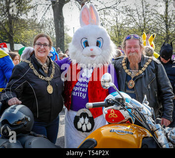 Glasgow, UK. 21 Apr, 2019. Eine estimatd 1000 Motorräder, Fahrer und Sozius Passagiere (viele in ausgefallenen Kostüm) Teil in diesem Jahre jährliche Glasgow Krankenhaus der Kinder liebe Ostern Fahrt mit dem Fahrrad von Glasgow Green durch die Innenstadt, das Krankenhaus der Kinder am Queen Elizabeth Hospital, Govan, Glasgow mit der Hoffnung auf weitere Aufklärung in Spenden als letzte Jahre £ 12.000. Dieses Jahr wird die Veranstaltung durch das Recht auf Lord Provost von Glasgow, Eva Bolander und Jim Todd, der Propst von East Ayrshire unterstützt wurde. Credit: Findlay/Alamy leben Nachrichten Stockfoto