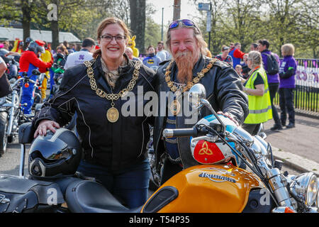 Glasgow, UK. 21 Apr, 2019. Eine estimatd 1000 Motorräder, Fahrer und Sozius Passagiere (viele in ausgefallenen Kostüm) Teil in diesem Jahre jährliche Glasgow Krankenhaus der Kinder liebe Ostern Fahrt mit dem Fahrrad von Glasgow Green durch die Innenstadt, das Krankenhaus der Kinder am Queen Elizabeth Hospital, Govan, Glasgow mit der Hoffnung auf weitere Aufklärung in Spenden als letzte Jahre £ 12.000. Dieses Jahr wird die Veranstaltung durch das Recht auf Lord Provost von Glasgow, Eva Bolander und Jim Todd, der Propst von East Ayrshire unterstützt wurde. Credit: Findlay/Alamy leben Nachrichten Stockfoto