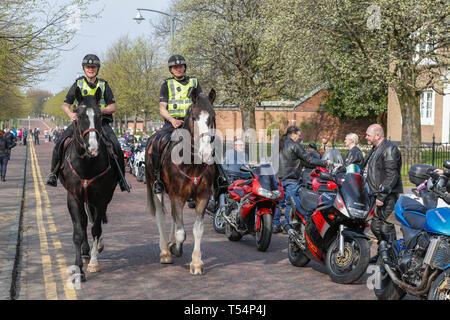 Glasgow, UK. 21 Apr, 2019. Eine estimatd 1000 Motorräder, Fahrer und Sozius Passagiere (viele in ausgefallenen Kostüm) Teil in diesem Jahre jährliche Glasgow Krankenhaus der Kinder liebe Ostern Fahrt mit dem Fahrrad von Glasgow Green durch die Innenstadt, das Krankenhaus der Kinder am Queen Elizabeth Hospital, Govan, Glasgow mit der Hoffnung auf weitere Aufklärung in Spenden als letzte Jahre £ 12.000. Dieses Jahr wird die Veranstaltung durch das Recht auf Lord Provost von Glasgow, Eva Bolander und Jim Todd, der Propst von East Ayrshire unterstützt wurde. Credit: Findlay/Alamy leben Nachrichten Stockfoto