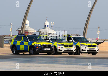 Blackpool, Lancashire. 21. April 2019. UK Wetter. Hellen sonnigen Start in den Tag an der Küste als Menschen zur Strandpromenade für eine leichte Übung nehmen und die Seeluft auf den Prognosen ist der heißeste Tag der Osterferien zu genießen. Bewaffnete Polizei auf Patrouille in Blackpool als Teil der Security Operation umliegenden Blackpools Osterfestspiele, Kredit; MediaWorldImages/AlamyLiveNews. Stockfoto