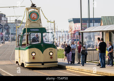 Herzogin von Cornwall 1934 vor dem Krieg Blackpool Boat 600 erhaltene Straßenbahnen; Blackpool, Lancashire. Ostern Gold Heritage Weekend Trams von gestrigen Fährpassagiere entlang der Strandbahn. VEREINIGTES KÖNIGREICH Stockfoto