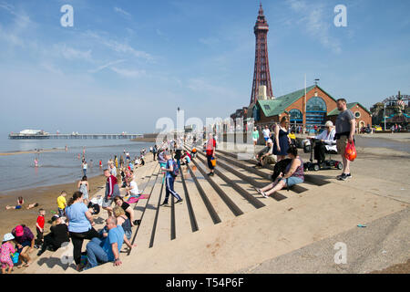 Blackpool, Lancashire. 21. April 2019. UK Wetter. Hellen sonnigen Start in den Tag an der Küste als Menschen zur Strandpromenade für eine leichte Übung nehmen und die Seeluft auf den Prognosen ist der heißeste Tag der Osterferien zu genießen. Kredit; MediaWorldImages/AlamyLiveNews. Stockfoto