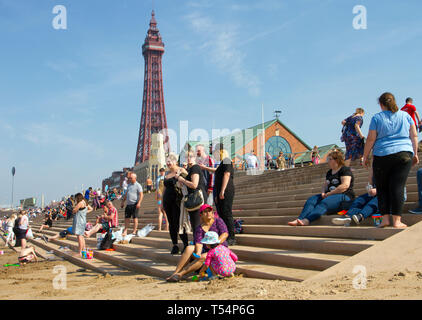 Blackpool, Lancashire. 21. April 2019. UK Wetter. Hellen sonnigen Start in den Tag an der Küste als Menschen zur Strandpromenade für eine leichte Übung nehmen und die Seeluft auf den Prognosen ist der heißeste Tag der Osterferien zu genießen. Kredit; MediaWorldImages/AlamyLiveNews. Stockfoto