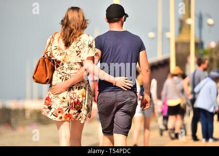 Aberystwyth, Wales, UK. 21. Apr 2019. Menschen in herrlich warmen und sonnigen Ostersonntag Nachmittag in Aberystwyth Wales, mit hohen Temperaturen, wie das Land geniesst die herrlich warmen Feiertag Wetter. Die Temperaturen sind Prognose an einigen Stellen heute oder morgen auf 25 Grad Celsius zu schlagen, und möglicherweise eine rekordverdächtige 26 Grad Credit: Keith Morris/Alamy leben Nachrichten Stockfoto