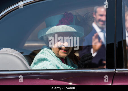 Windsor, Großbritannien. 21. April 2019. Die Königin Lächeln, da sie verlässt St. George's Chapel in Windsor Castle nach dem Ostersonntag Service. Credit: Mark Kerrison/Alamy leben Nachrichten Stockfoto