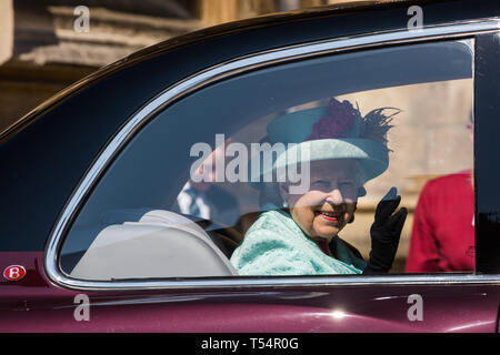 Windsor, Großbritannien. 21. April 2019. Die Königin Lächeln, da sie verlässt St. George's Chapel in Windsor Castle nach dem Ostersonntag Service. Credit: Mark Kerrison/Alamy leben Nachrichten Stockfoto