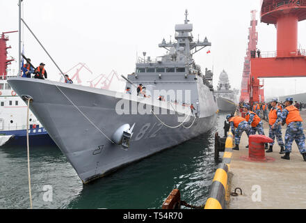 Qingdao, China. 21 Apr, 2019. Die südkoreanische Marine Lenkwaffenfregatte ROKS Gyeonggi kommt in der Hafenstadt Qingdao, in der ostchinesischen Provinz Shandong, April, 21, 2019, zu melden Sie multinationale naval Veranstaltungen zum Gedenken an den 70. Jahrestag der Gründung der chinesischen Volksbefreiungsarmee (PLA) Marine. Die Ereignisse werden zwischen 22. April und 25. und eine Marine Parade wird in Qingdao und nahe Meer Bereichen gehalten werden und im Luftraum am 23. April. Credit: Li Ziheng/Xinhua/Alamy leben Nachrichten Stockfoto