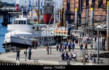 Hamburg, Deutschland. 21 Apr, 2019. Besucher der Hafencity entlang der historischen Schiffe im hellen Sonnenschein über die Magellan Terrassen schlendern. Quelle: Axel Heimken/dpa/Alamy leben Nachrichten Stockfoto