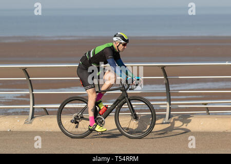 Blackpool, Lancashire. 21. April 2019. UK Wetter. Hellen sonnigen Start in den Tag für den cycle Racers auf dem Meer wie Nick beschleunigt auf seinem Muster Hopefrom Barnoldswick, ein 104 km Hin- und Rückfahrt. Die Strada Tech 3 T E4 CFK-Zyklus ist mit Hoffnung RX4 hoffen Bremsen ausgerüstet ist. Die für All-Mountain- und Endurofahrer perfekt ist. Kredit; MediaWorldImages/AlamyLiveNews Stockfoto