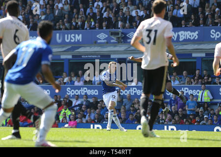 Liverpool, Großbritannien. 21 Apr, 2019. Lucas Digne von Everton (12) schießt von Bereich und Kerben seine Mannschaften 3. Ziel. Premier League match, Everton v Manchester Utd im Goodison Park in Liverpool am Sonntag, den 21. April 2019. Dieses Bild dürfen nur für redaktionelle Zwecke verwendet werden. Nur die redaktionelle Nutzung, eine Lizenz für die gewerbliche Nutzung erforderlich. Keine Verwendung in Wetten, Spiele oder einer einzelnen Verein/Liga/player Publikationen. pic von Chris Stading/Andrew Orchard sport Fotografie/Alamy Live news Credit: Andrew Orchard sport Fotografie/Alamy leben Nachrichten Stockfoto