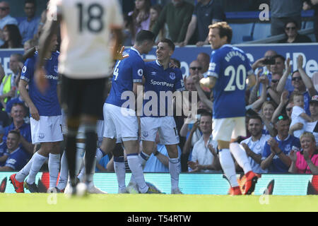 Liverpool, Großbritannien. 21 Apr, 2019. Lucas Digne von Everton (c) feiert mit seinen Mannschaftskameraden, nachdem seine Mannschaften 3. Ziel zählen. Premier League match, Everton v Manchester Utd im Goodison Park in Liverpool am Sonntag, den 21. April 2019. Dieses Bild dürfen nur für redaktionelle Zwecke verwendet werden. Nur die redaktionelle Nutzung, eine Lizenz für die gewerbliche Nutzung erforderlich. Keine Verwendung in Wetten, Spiele oder einer einzelnen Verein/Liga/player Publikationen. pic von Chris Stading/Andrew Orchard sport Fotografie/Alamy Live news Credit: Andrew Orchard sport Fotografie/Alamy leben Nachrichten Stockfoto